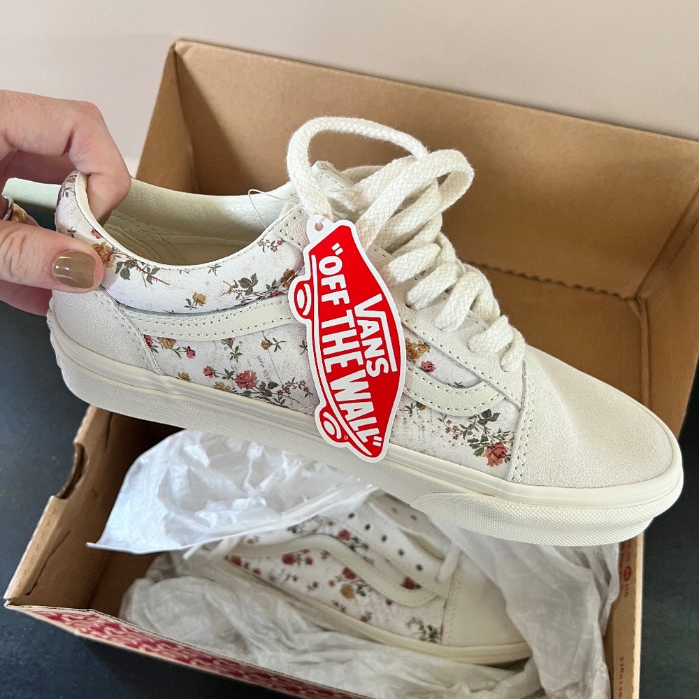 VANS - Vintage Floral - Size 7 (NWT Never worn)